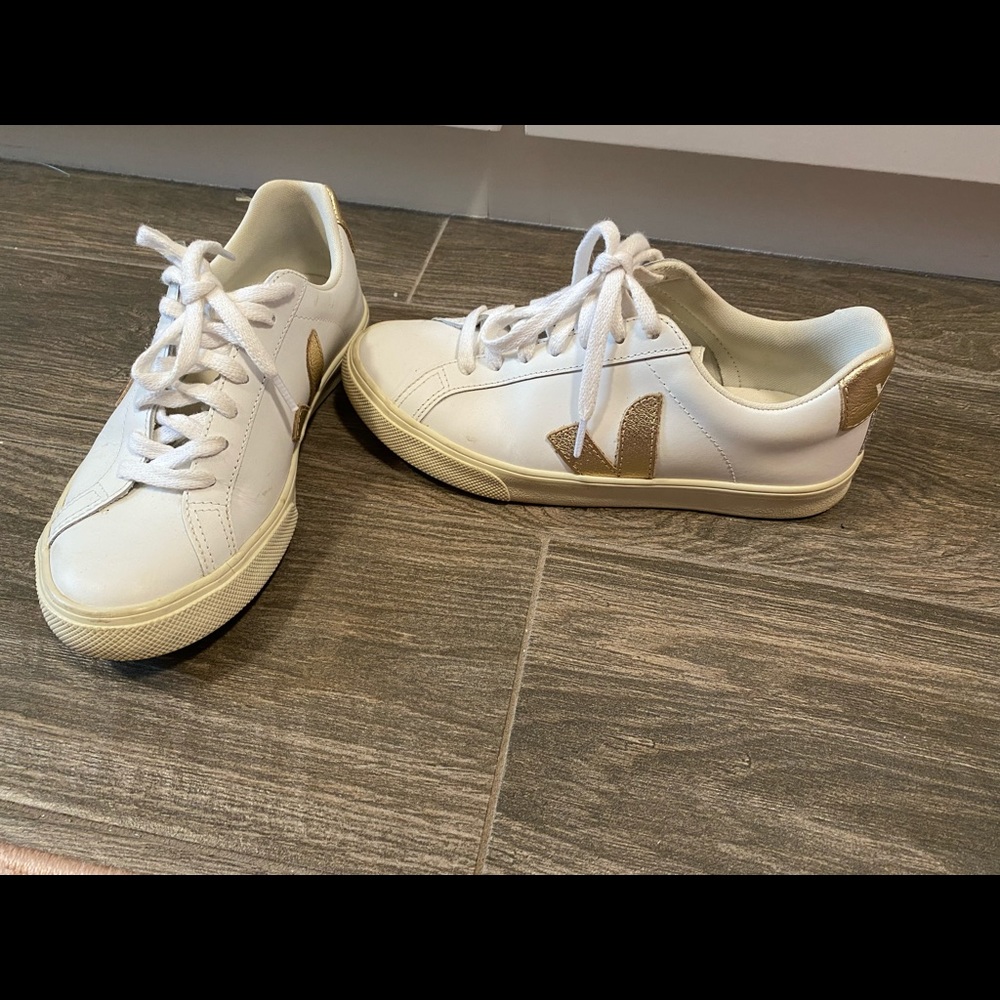 Gold VEJAS size 6